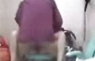 XXX: 救援人员在所有洞中拉了一个带毛帽的女孩