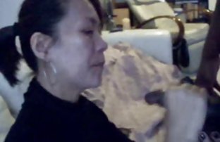 XXX: 女主人的猫蹲在她的奴隶的衣领上
