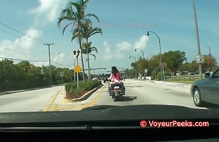 XXX: 三个多汁的女同性恋者在沙发上做了一个小团体性交