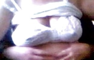 XXX: 郁郁葱葱的乳头触摸她在沙发上的毛茸茸的猫