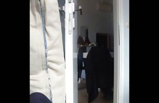 XXX: 在演员之后，女孩决定与传真机签订合同。